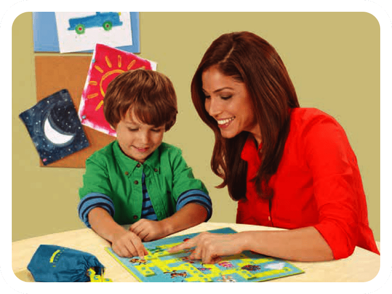 親子が遊んでいる画像